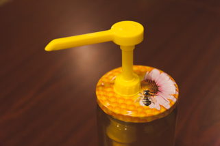dávkovač na med